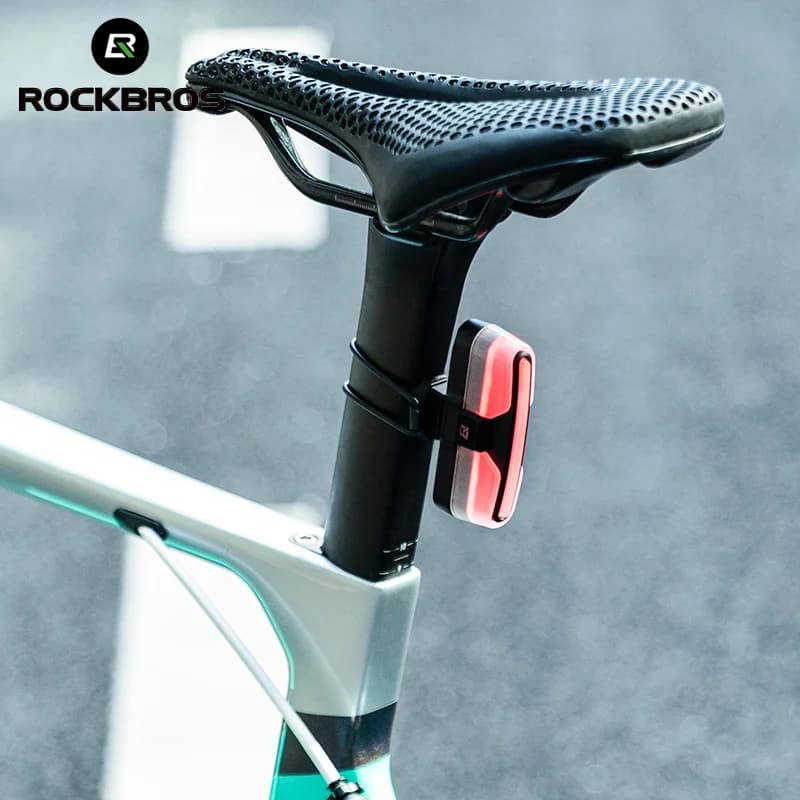 Lumină spate pentru bicicletă cu senzor inteligent de frânare